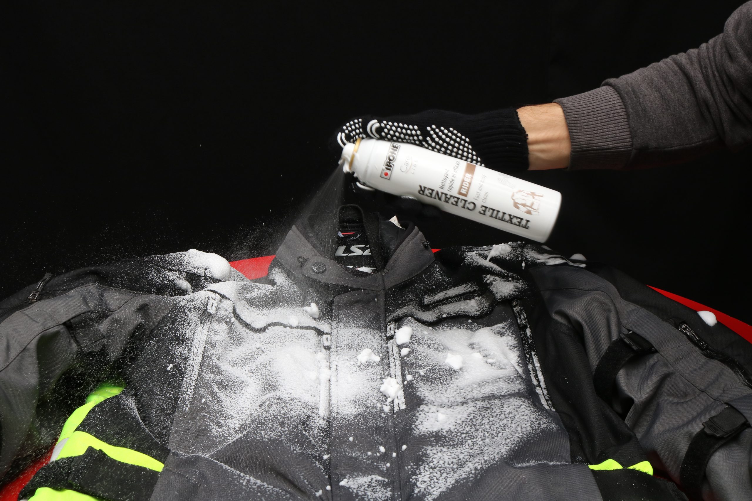 Kako da očistite jaknu sa Ipone Textile Cleaner-om. Špricanje jakne.